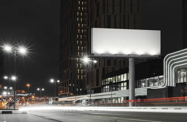 Cartelera iluminada en blanco por la noche en la ciudad. renderizado 3d —  Fotos de Stock