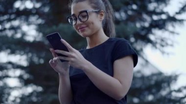 Arkadaşlarınızla sohbet gözlüklü çekici genç kadın.