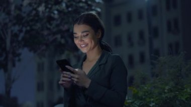 Güzel genç kadın arkadaşlarıyla sohbet.