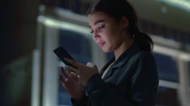 Cep telefonu sohbet ile çekici genç kadın.