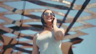 Akıllı telefonla konuşan genç kız