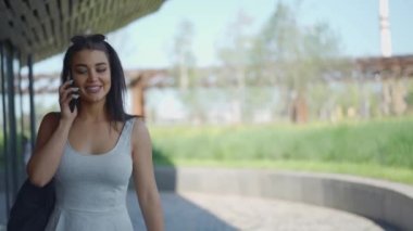 Yürüyüş ve telefon ederken genç kadın
