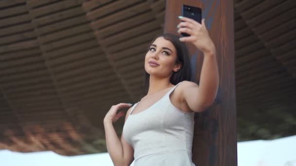 Attraktive junge Frau macht Selfie — Stockvideo