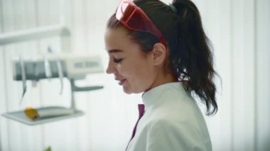 Diş hekimi explaning diş office bir hastada çalışmalarını