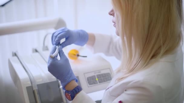 Vrouwelijke Arts Neemt Hand Boor Stomatological Instrument Tandartsen Kliniek — Stockvideo