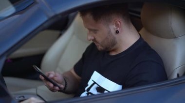 Genç yenilikçi akıllı telefonla sohbet