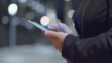 Cep telefonu holding kadın eller.