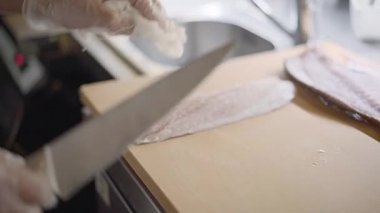 Şef kesme taze balık sashimi ahşap tahta üzerinde için