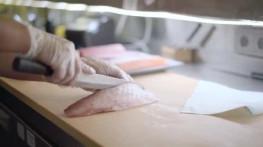 Japon Suşi şefi kesme taze balık sashimi için