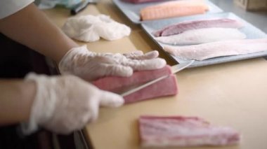 Taze orkinos kesme suşi şefi