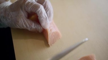 Sushi chef kesme taze somon balığı için