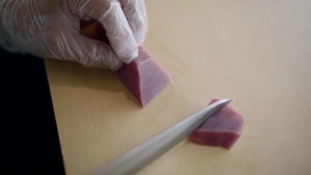 Sushi-Koch schneidet frischen Thunfisch für Sashimi — Stockvideo