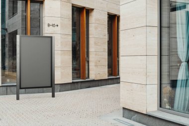 Boş siyah açık afiş standı parlak modern 3d render bina, yanındaki.