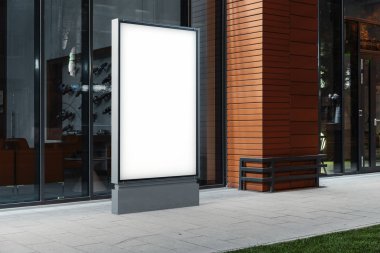 Gece, 3d render modern binanın yanındaki boş ışıklı afiş standı.