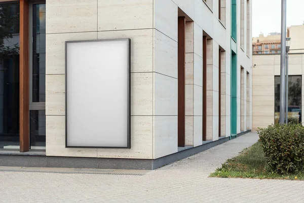 Parlak modern bina duvar, 3d render, boş beyaz açık afiş. — Stok fotoğraf