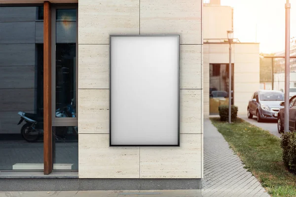 밝고 현대적인 건물 벽, 3d 렌더링에 빈 흰색 야외 배너. — 스톡 사진