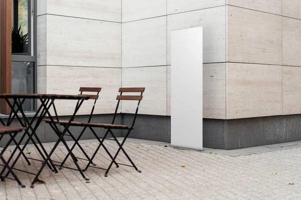 Lienzo en blanco al aire libre roll up en la cafetería de la calle, 3d renderizado . —  Fotos de Stock