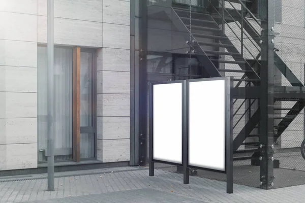 Dois banner ao ar livre em branco fica ao lado do edifício moderno brilhante, renderização 3d . — Fotografia de Stock
