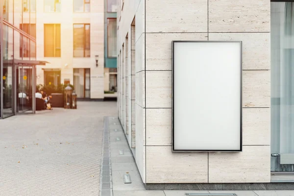 Leere Vertikale Weiße Außenbanner Hellen Modernen Hauswand Mock Darstellung — Stockfoto