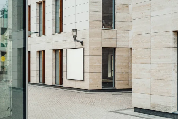 Leere vertikale Außenbanner an heller moderner Hauswand, 3D-Rendering. — Stockfoto
