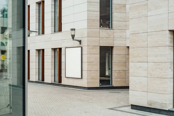 Bannière extérieure verticale vierge au mur moderne lumineux de bâtiment, rendu 3d . — Photo