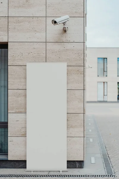 Tom rulla upp på gatan bredvid moderna byggnad, 3d-rendering. — Stockfoto