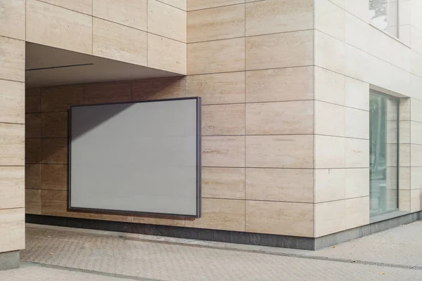Lege witte horizontale banner aan heldere modern gebouw muur, 3D-rendering. — Stockfoto