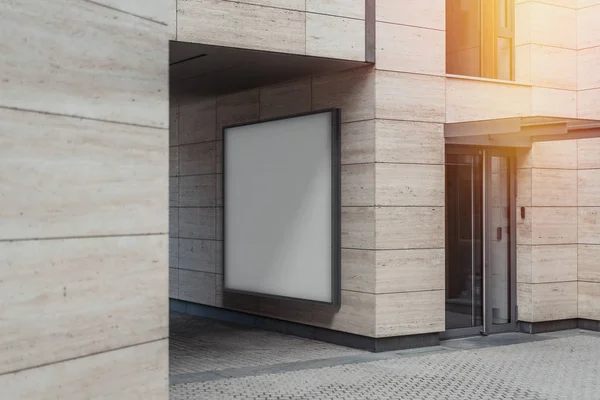Lege witte buiten banner aan heldere modern gebouw muur, 3D-rendering. — Stockfoto