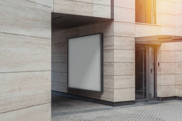 Banner al aire libre blanco en blanco en la pared moderna brillante del edificio, representación 3d . — Foto de Stock