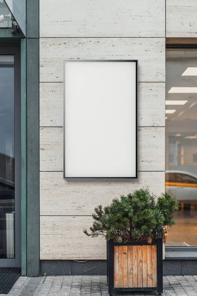 Üres fehér szabadtéri banner a világos, modern épület falán, 3d-leképezés. — Stock Fotó