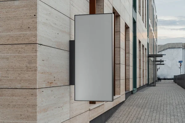 Blanco vierkante winkel uithangbord. Lege winkel lightbox op de muur. 3D-rendering. — Stockfoto