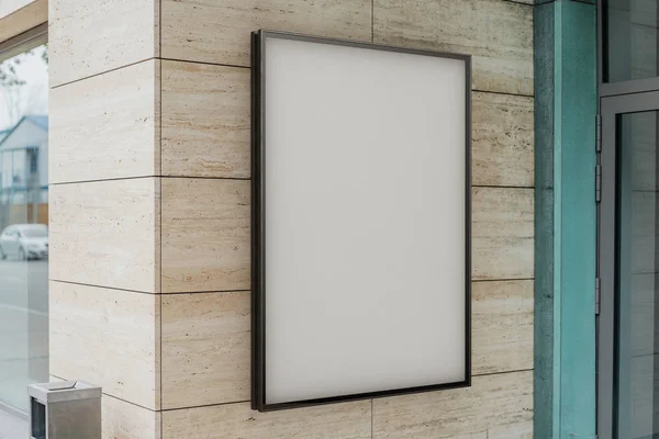 Κενή λευκή υπαίθριος έμβλημα στο φωτεινό, σύγχρονο κτίριο τοίχο, 3d rendering. — Φωτογραφία Αρχείου