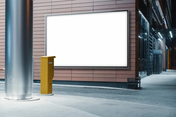 Banner blanco al aire libre en blanco en la pared del edificio moderno por la noche. renderizado 3d . —  Fotos de Stock