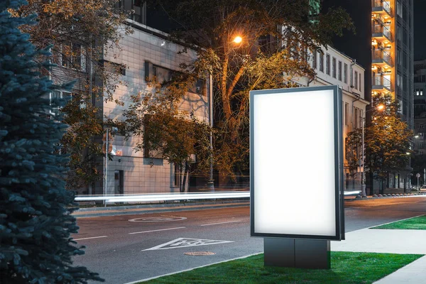 Bianco bianco stand banner all'aperto durante la notte in città, rendering 3d . — Foto Stock