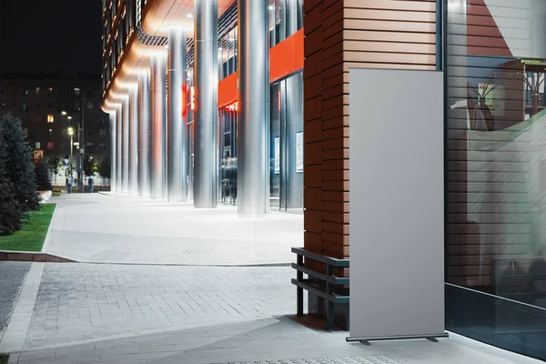 Rolo em branco na rua ao lado do edifício moderno, centro de negócios, renderização 3d . — Fotografia de Stock