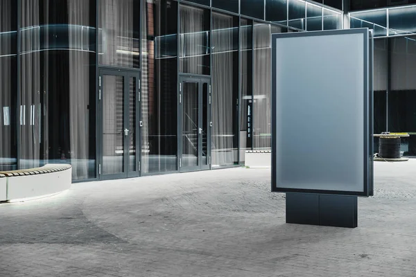 Stand de bannière vierge à côté de la façade du bâtiment moderne la nuit, rendu 3d . — Photo