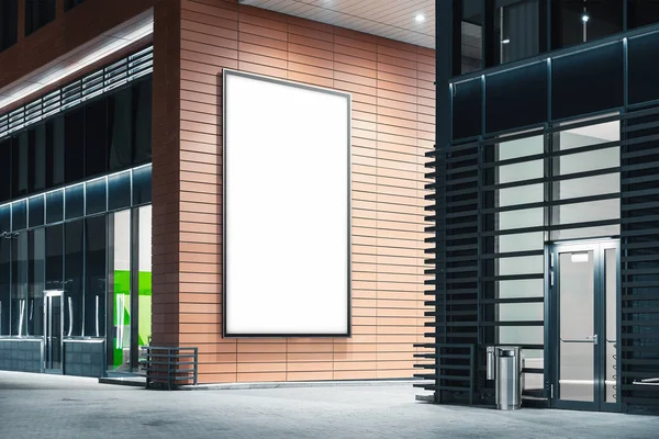 Banner al aire libre blanco en blanco en la pared moderna brillante del edificio, representación 3d . — Foto de Stock