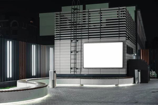 Banner al aire libre blanco en blanco en la pared moderna brillante del edificio, representación 3d . — Foto de Stock