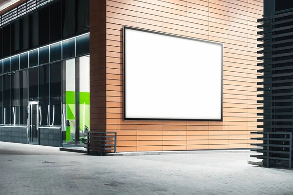 Banner al aire libre blanco en blanco en la pared moderna brillante del edificio, representación 3d . —  Fotos de Stock