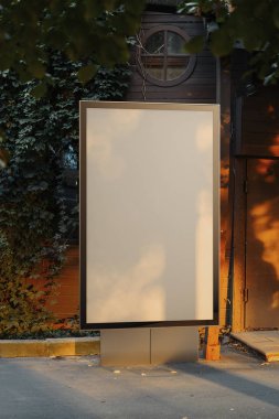 Boş tuval afiş standı Park'ta. Boş billboard reklam. 3D render.