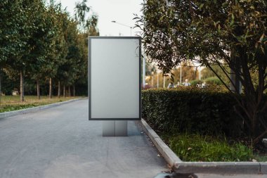 Boş tuval afiş standı Park'ta. Boş billboard reklam. 3D render.