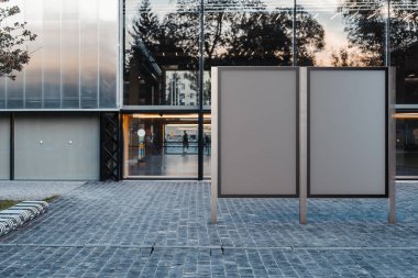 İki boş afiş standları Park'ta. Boş billboard reklam. 3D render.