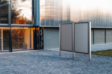 İki boş afiş standları Park'ta. Boş billboard reklam. 3D render.