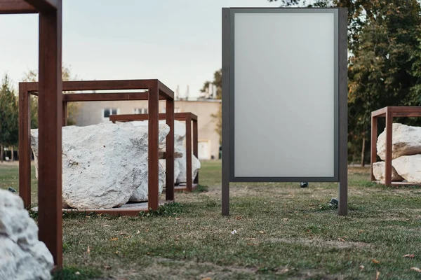 Leere Leinwandbanner stehen im Park. Leere Plakatwerbung. 3D-Darstellung. — Stockfoto