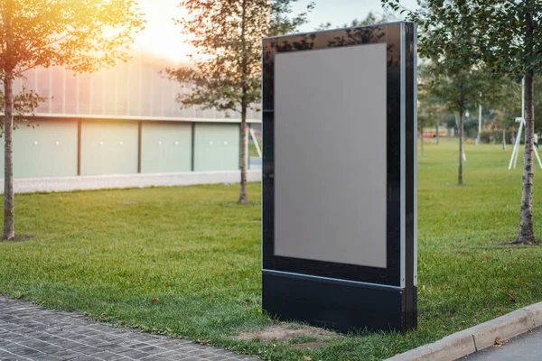 Boş tuval afiş standı Park'ta. Boş billboard reklam. — Stok fotoğraf