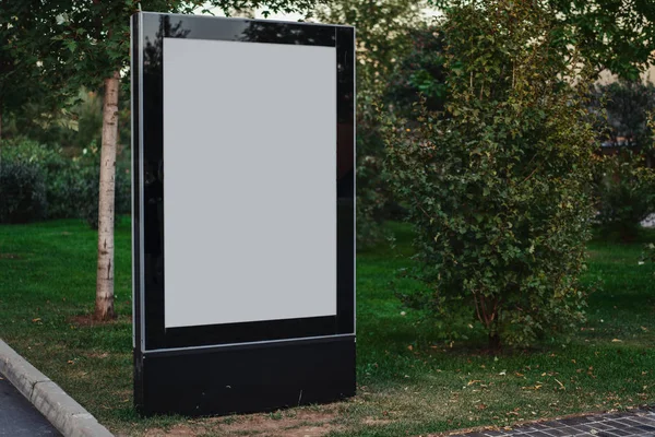 Banner de tela em branco estande no parque. Publicidade de outdoors vazia . — Fotografia de Stock
