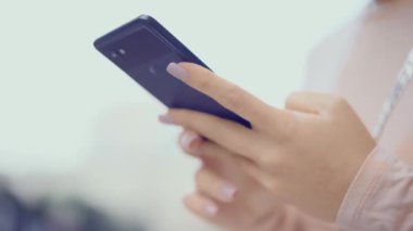Eller kadın manifatura iletileri ve cep telefonu sosyal medya kontrol