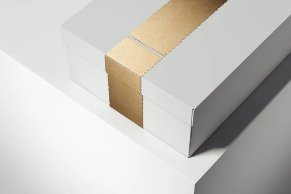 Caja de cartón blanco con cinta dorada sobre fondo blanco. renderizado 3d . — Foto de Stock