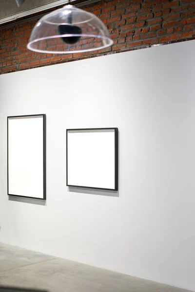 현대 밝은 아트 갤러리에서 벽에 하얀 빈 캔버스 포스터. — 스톡 사진