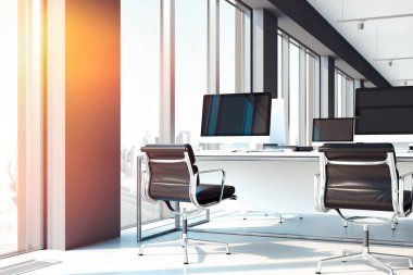 Büyük boş monitörler tablolarda PC'lerde. çalışma ofisinde açın. 3D render.